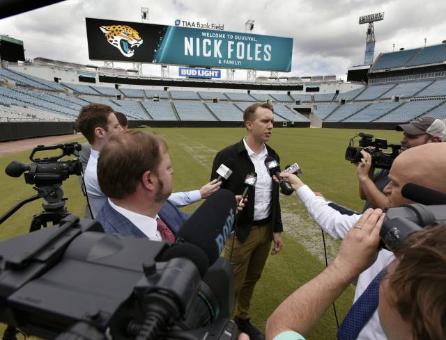 Foles firma con Jaguars y de nuevo es quarterback titular