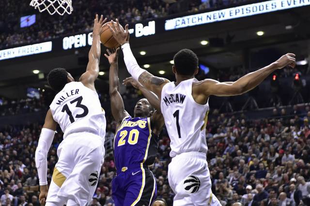 Leonard aporta 25 puntos y Raptors hunden más a Lakers