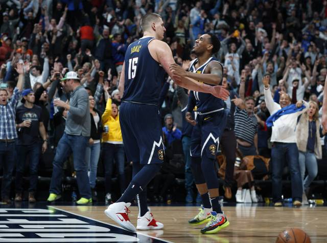 Enceste agónico de Jokic da triunfo a Nuggets sobre Mavs