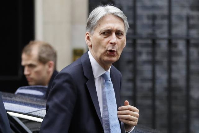 May trata de salvar acuerdo con UE después de votación