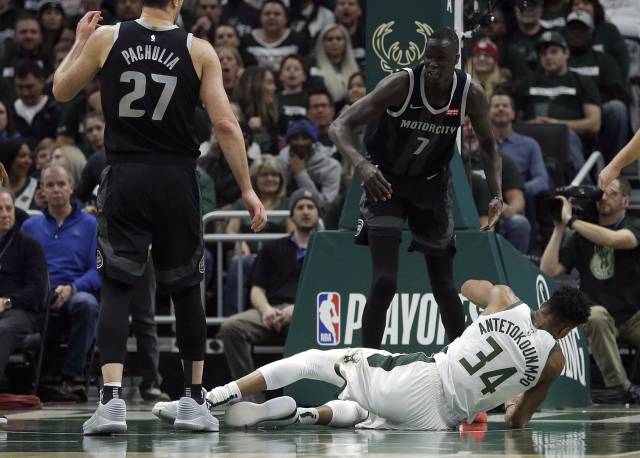 Los Bucks arrollan a los Pistons 121-86