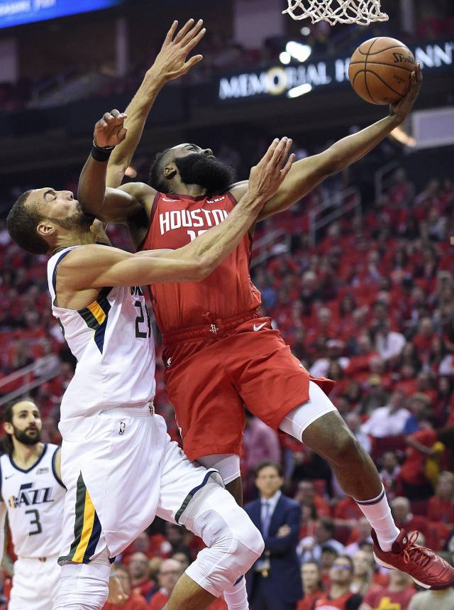 Harden anota 29, los Rockets se imponen al Jazz 122-90