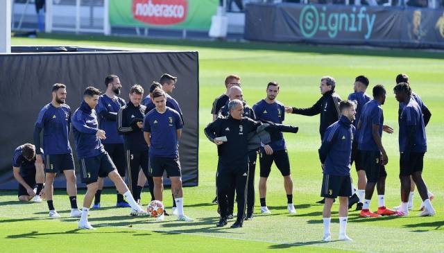 Detienen a 54 hinchas armados del Ajax cerca de Turín
