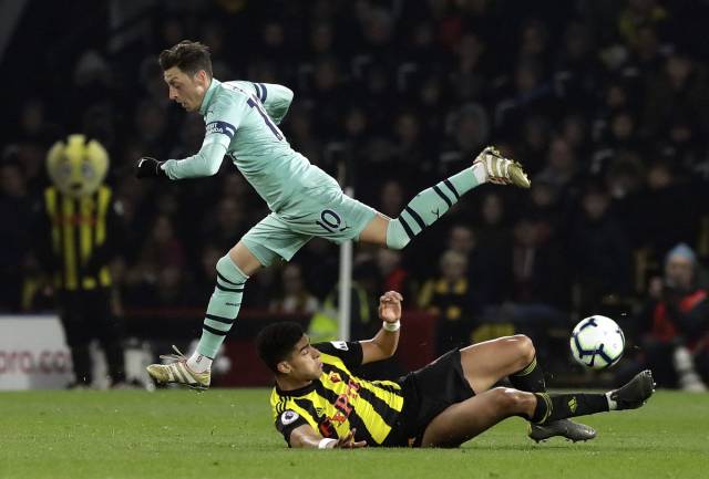 Arsenal se beneficia de error para vencer a Watford