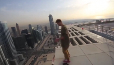 Maniobras de Hoverboard en la cima de un Rascacielos