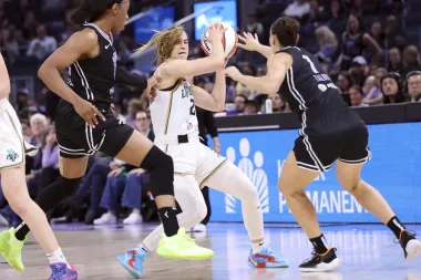 Caitlin Clark, Sabrina Ionescu y la revolución del triple en la WNBA