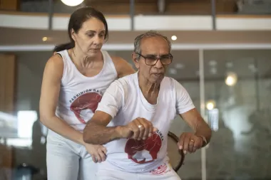 El poder curativo de la ‘ginga’: cómo la capoeira está transformando vidas de personas con Parkinson en Brasil