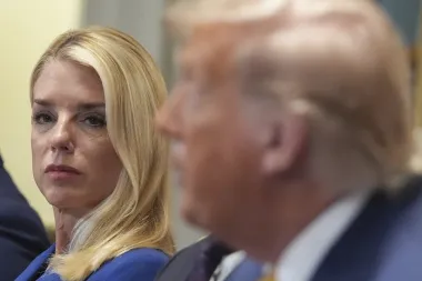 Pelea interna y conspiraciones: Trump, Epstein y el colapso de un movimiento MAGA dividido