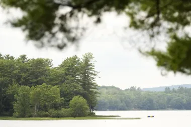 El crimen en Crawford Pond: cuando el miedo irrumpe en la calma del verano en Maine