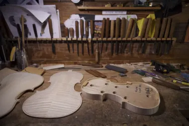 El arte escondido de transformar madera en música: Tan Chin Seng, el primer lutier profesional de Malasia