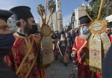 Gaza bajo fuego y fe: Un ataque a la única iglesia católica remueve conciencia religiosa y política