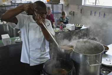 Mandela Day: Cocina, compasión y 67,000 litros de sopa contra el hambre en Sudáfrica