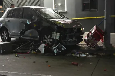 Caos en Hollywood: Un automóvil arrolla a más de 30 personas afuera de un club nocturno