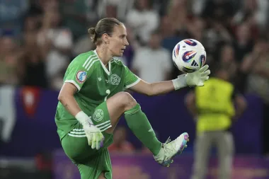 Ann-Katrin Berger: Una heroína bajo los tres palos en la Eurocopa Femenina 2025