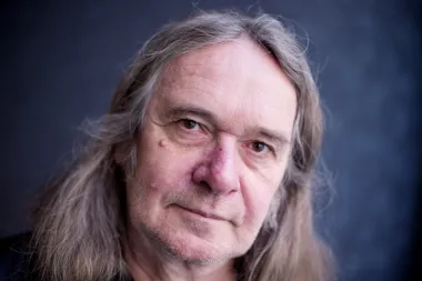 Ingvar Ambjørnsen: El autor noruego que convirtió la marginalidad en literatura de culto