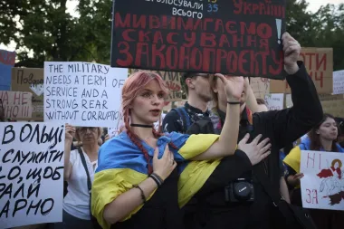 Ucrania resiste el embate de Rusia mientras busca unidad interna y apoyo internacional