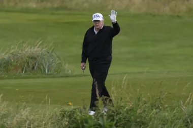 Trump en Escocia: Golf, Protestas y Tensión Transatlántica