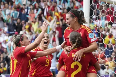 España reina en Basilea: Una final con sabor inglés que coronó el fútbol femenino