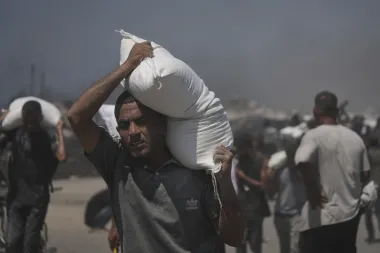 Gaza entre el fuego y el hambre: la crisis humanitaria se agudiza pese a las pausas israelíes