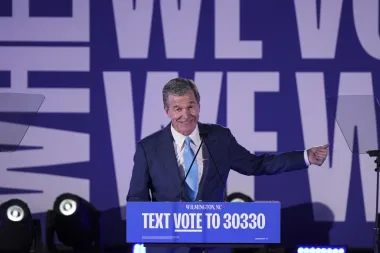 Roy Cooper salta al ruedo por el Senado: ¿la última esperanza de los demócratas en Carolina del Norte?