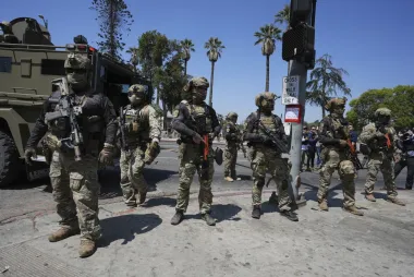 Los Ángeles enfrenta a ICE: ¿Puede una ciudad desafiar al rostro oculto del poder federal?