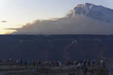 El fuego que escupe advertencias: El incendio Dragon Bravo y su reflejo de la crisis ambiental en EE. UU.