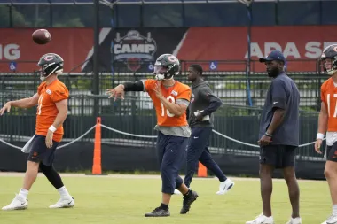 De promesas tambaleantes a luchadores decididos: la resiliencia de Caleb Williams y Derion Kendrick en la NFL