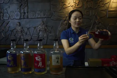 El renacimiento del baijiu: cómo el licor más fuerte de China busca conquistar a los jóvenes