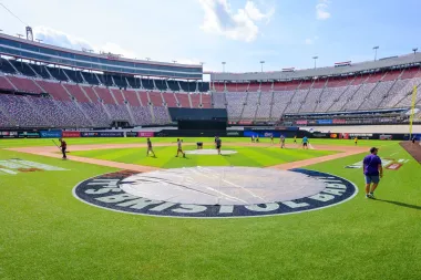 Un diamante en la pista: el día que la MLB conquistó Bristol Motor Speedway