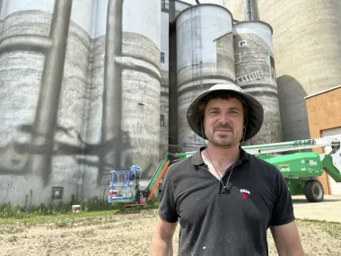 Murales gigantes en silos: arte monumental que transforma comunidades rurales