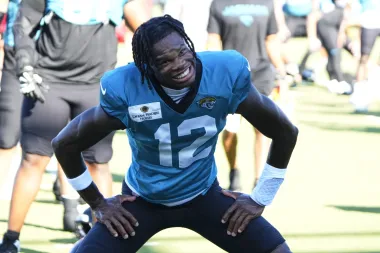 Travis Hunter revoluciona la NFL: el fenómeno que juega en ambos lados del balón