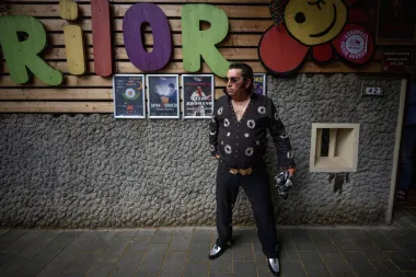 Elvis Rromano: El Rey del Rock que combate el racismo desde los márgenes de Rumanía