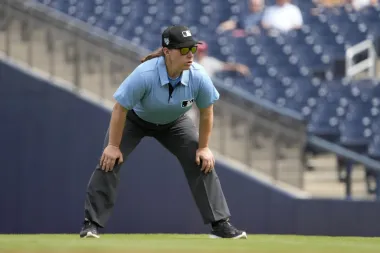 Jen Pawol hace historia como la primera mujer en arbitrar en la MLB