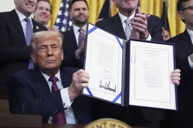 El giro de Trump hacia las criptomonedas en los planes 401(k): ¿revolución financiera o riesgo calculado?