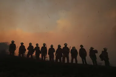Fe, miedo y fuego: el sur de California entre llamas y redadas migratorias