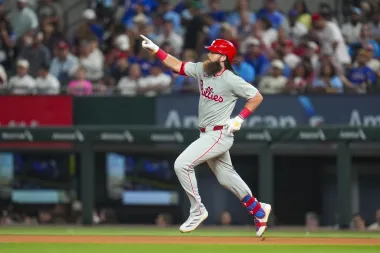 Tres victorias, múltiples héroes: Phillies, Cardinals y Brewers brillan en una noche de béisbol estelar