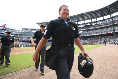 Jen Pawol rompe barreras: una mirada histórica al debut de la primera umpire en home en MLB