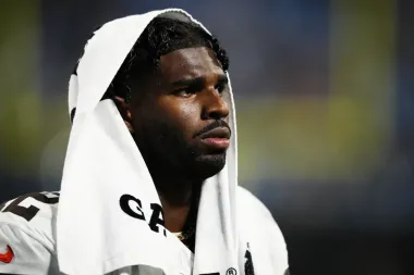 El otro rostro de la NFL: talento joven, música latina y demandas por discriminación