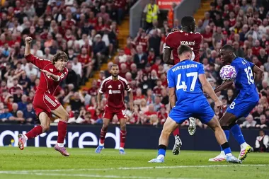 Liverpool inicia la Premier League con drama, goles y un mensaje poderoso contra el racismo