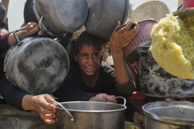 Gaza bajo fuego: una niña muerta, hambre extrema y hostages olvidados