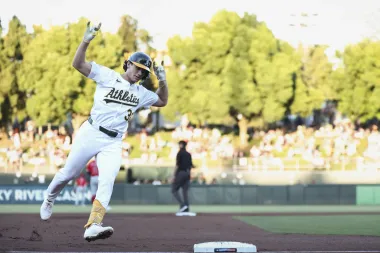 Luis Morales brilla en la lomita y guía a los Athletics a la victoria sobre los Angels