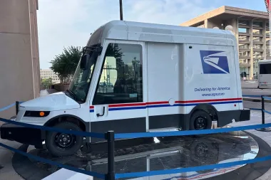 Los nuevos vehículos eléctricos del Servicio Postal de EE. UU.: ¿avance histórico o gasto innecesario?