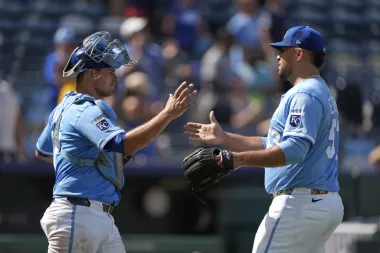 Los Reales arden en casa, los Mellizos despiertan con grand slam y los Cachorros resisten ante los Piratas: ¡Domingo de locura en las Grandes Ligas!