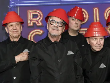 DEVO: El legado punk que predijo la distopía moderna