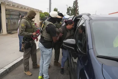 Balaceras, redadas y política: El choque de California con la migración y la ley federal
