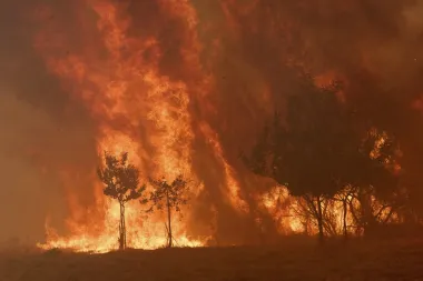 Llamas, lluvias y la nostalgia comunitaria: cómo el clima extremo y la conexión social definen nuestro presente
