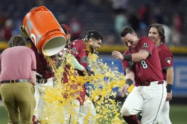 Diamondbacks resurgen con batazos clave y los fanáticos se deleitan con hamburguesas gratis en Milwaukee