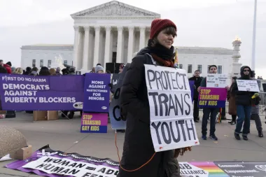 Espionaje en las Salas de Consulta: La ofensiva política contra la atención médica para jóvenes trans en EE.UU.