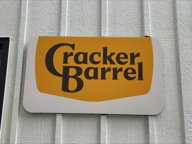 Rebranding sin nostalgia: Cracker Barrel se reinventa y no todos están contentos