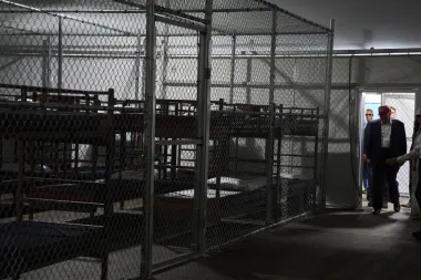 El 'Alcatraz de los Alligators' enfrenta cierre forzado: Una batalla entre política, migración y medio ambiente